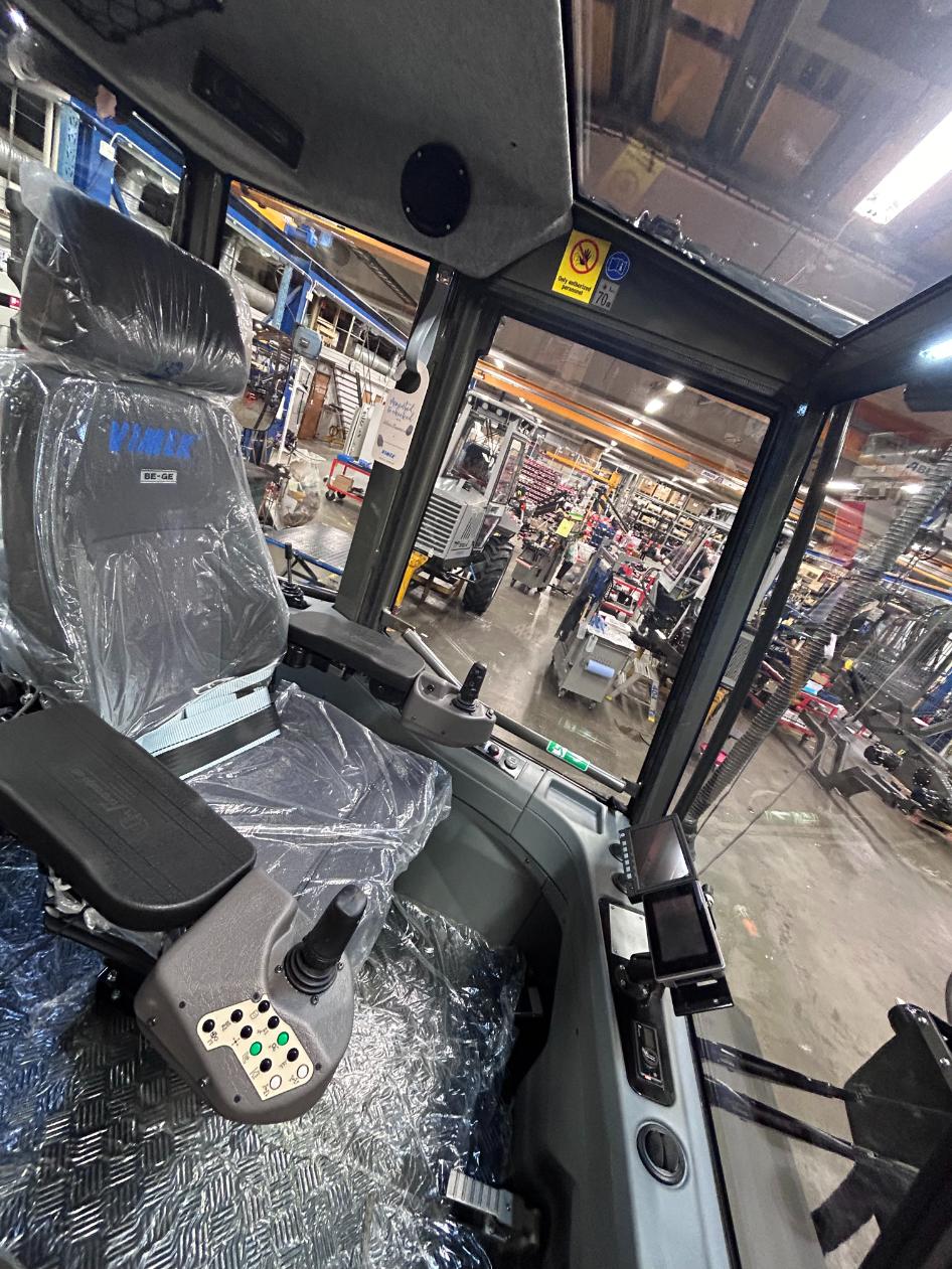 Vimek 8702 inside 3[1]
